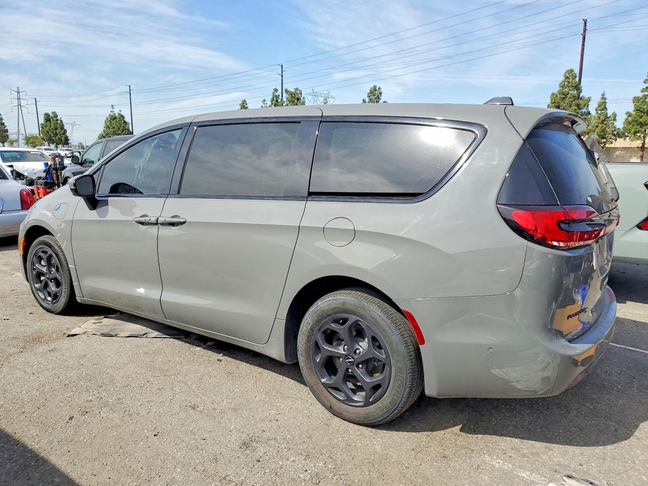 2023 Chrysler Pacifica Hybrid Touring L - Image 2