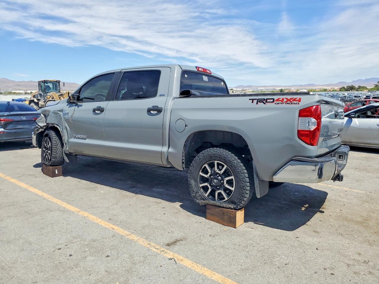 2018 Toyota Tundra Crewmax Sr5 - Image 2
