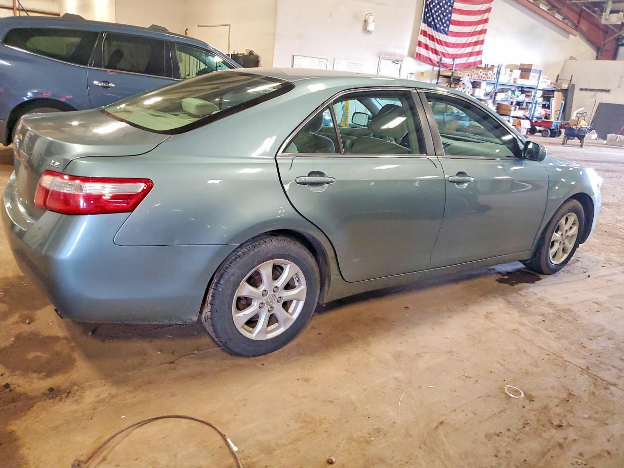 2009 Toyota Camry Le - Фото 3