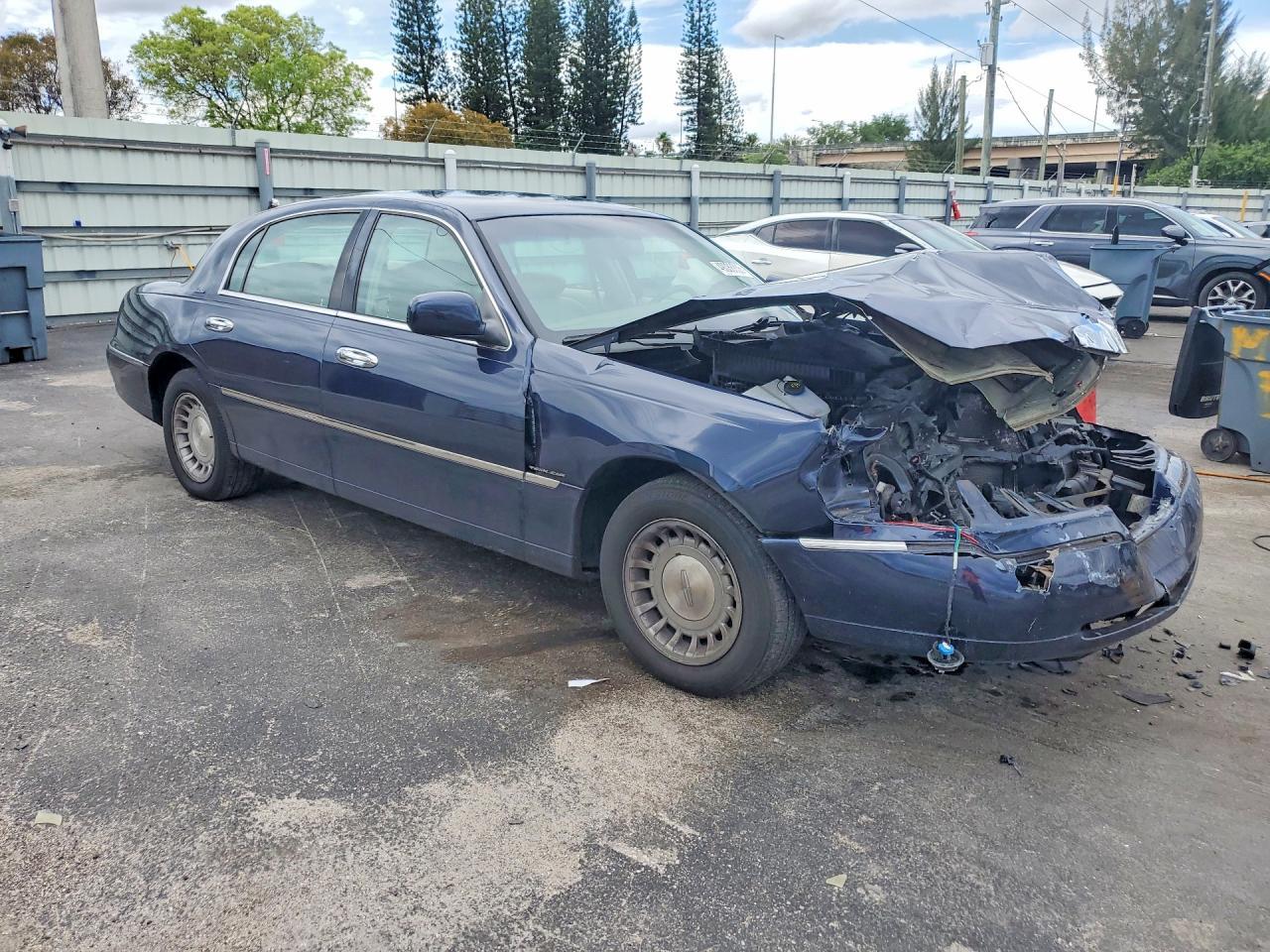 2002 Lincoln Town Car Executive - Фото 7