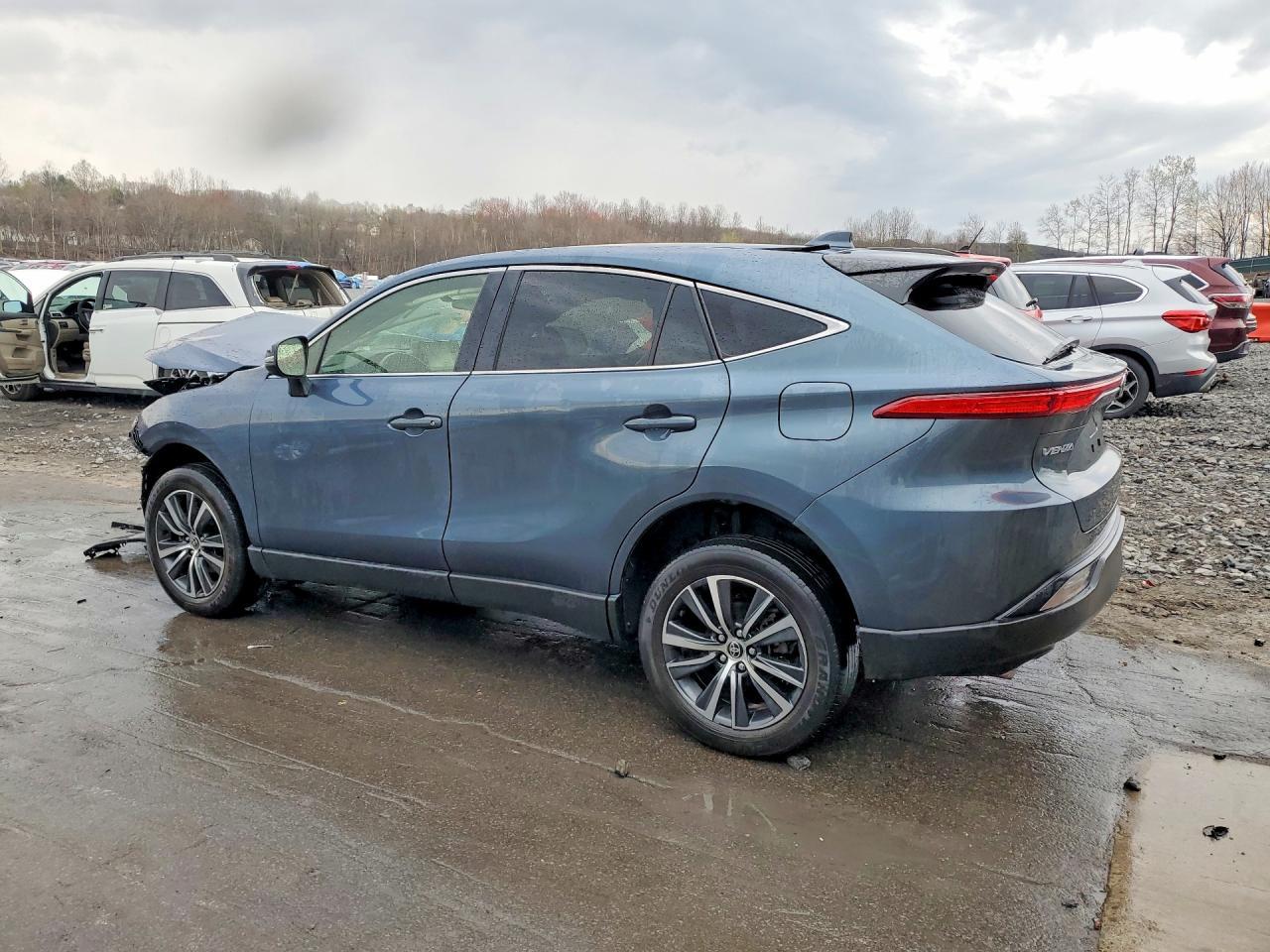 2022 Toyota Venza Le - Image 2