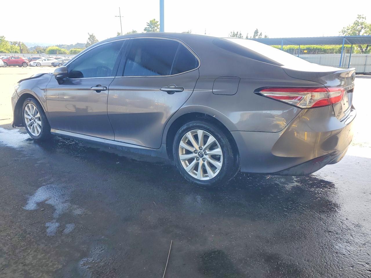 2018 Toyota Camry Le - Фото 2