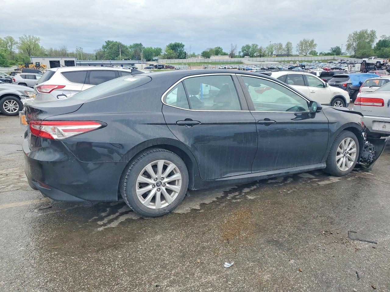 2019 Toyota Camry Le - Фото 3