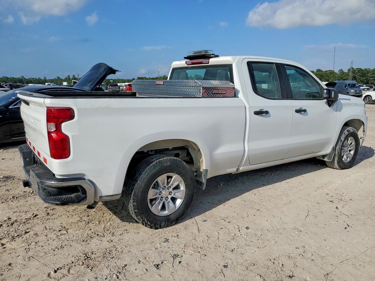 2023 Chevrolet Silverado C1500 - Фото 3