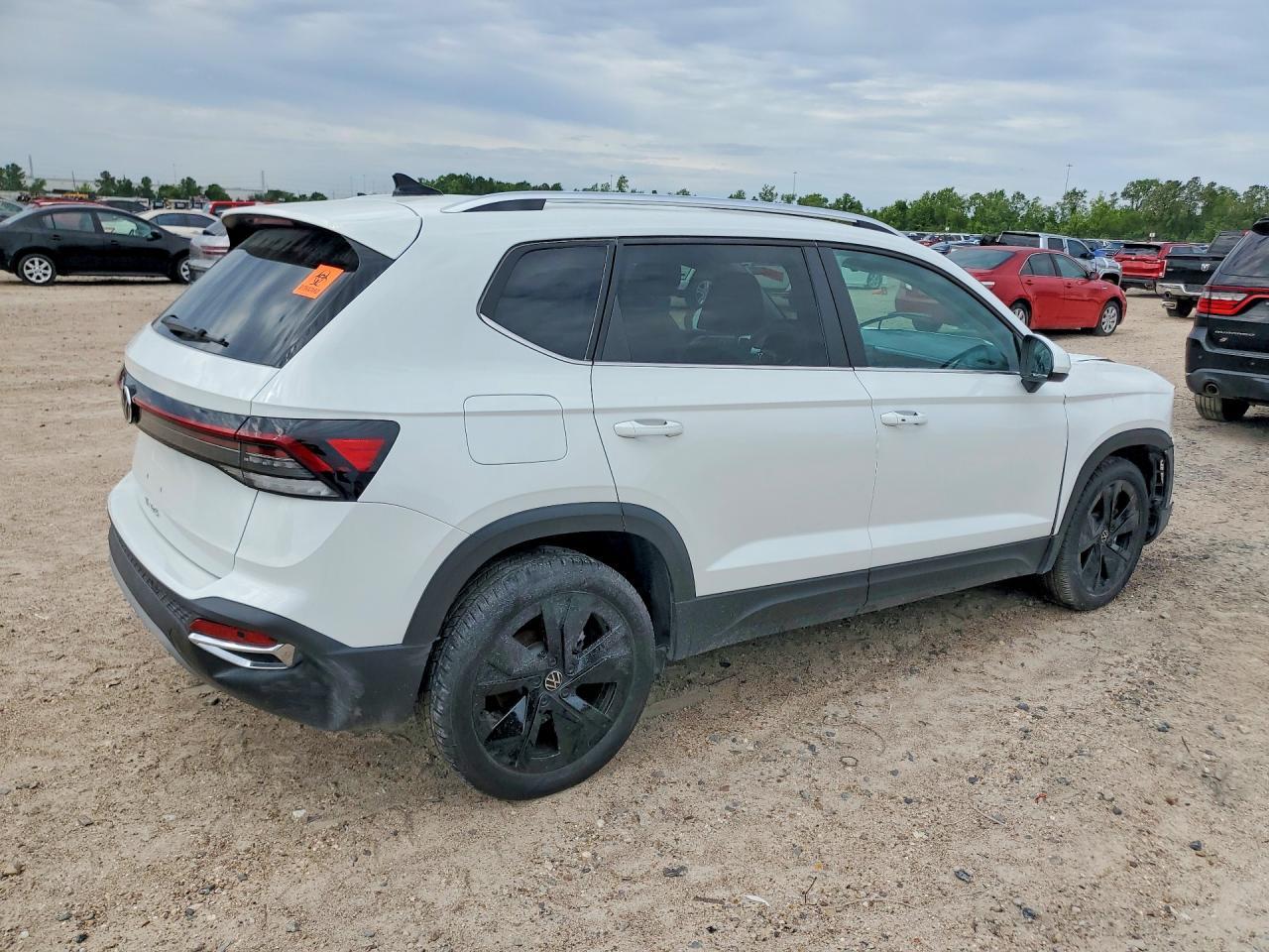 2025 Volkswagen Taos Se - Image 3