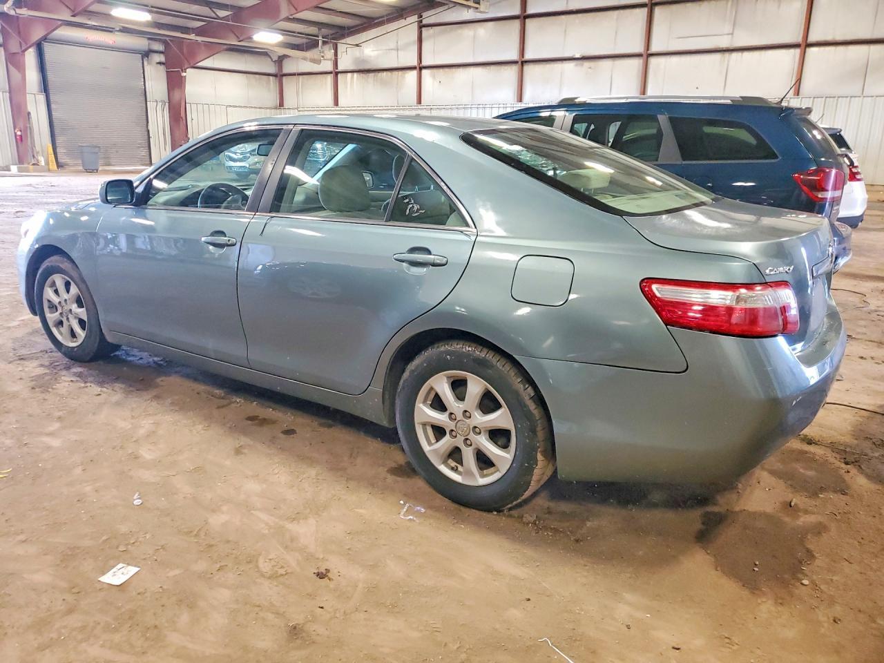 2009 Toyota Camry Le - Фото 2