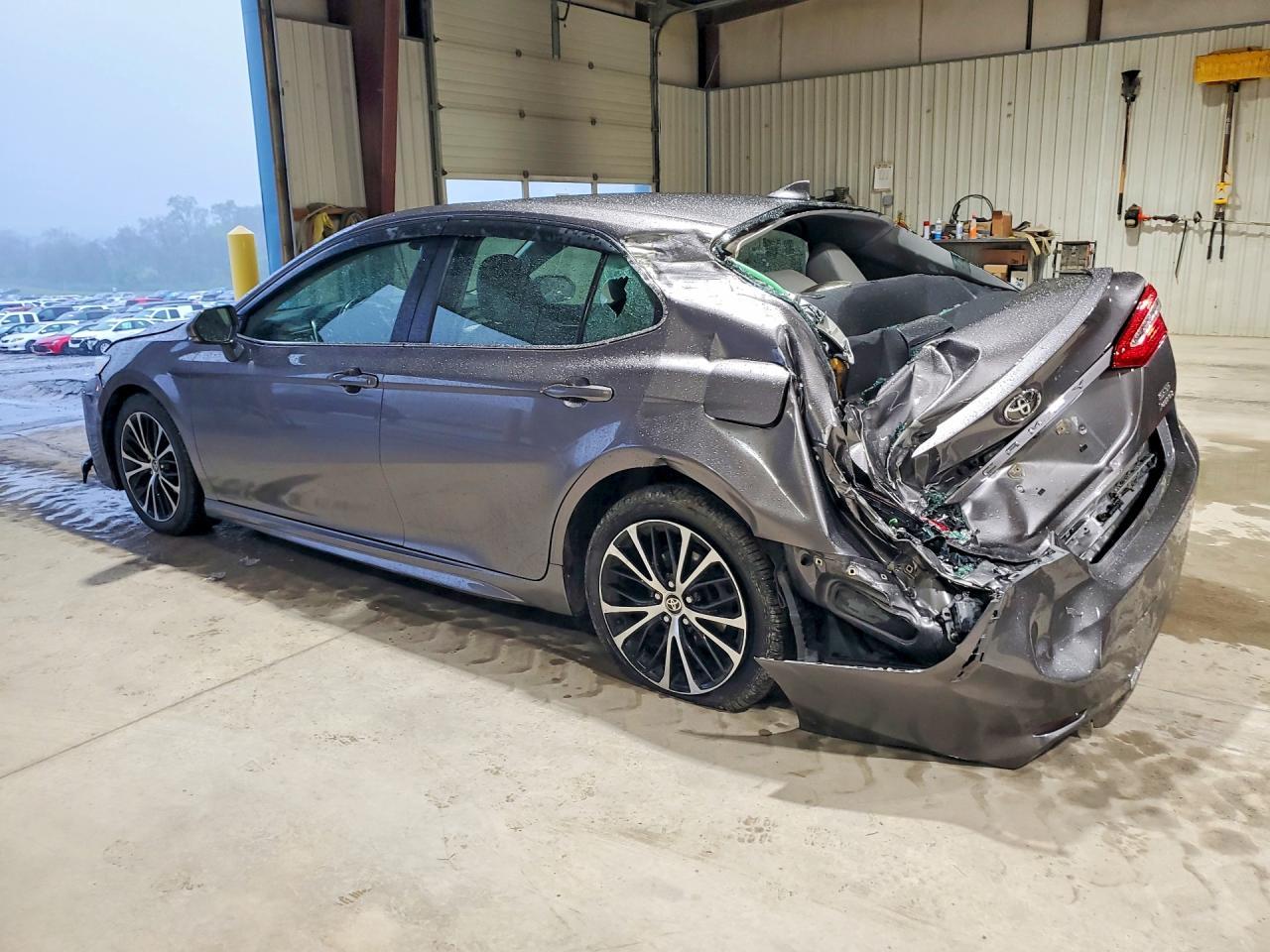 2020 Toyota Camry Se - Фото 2