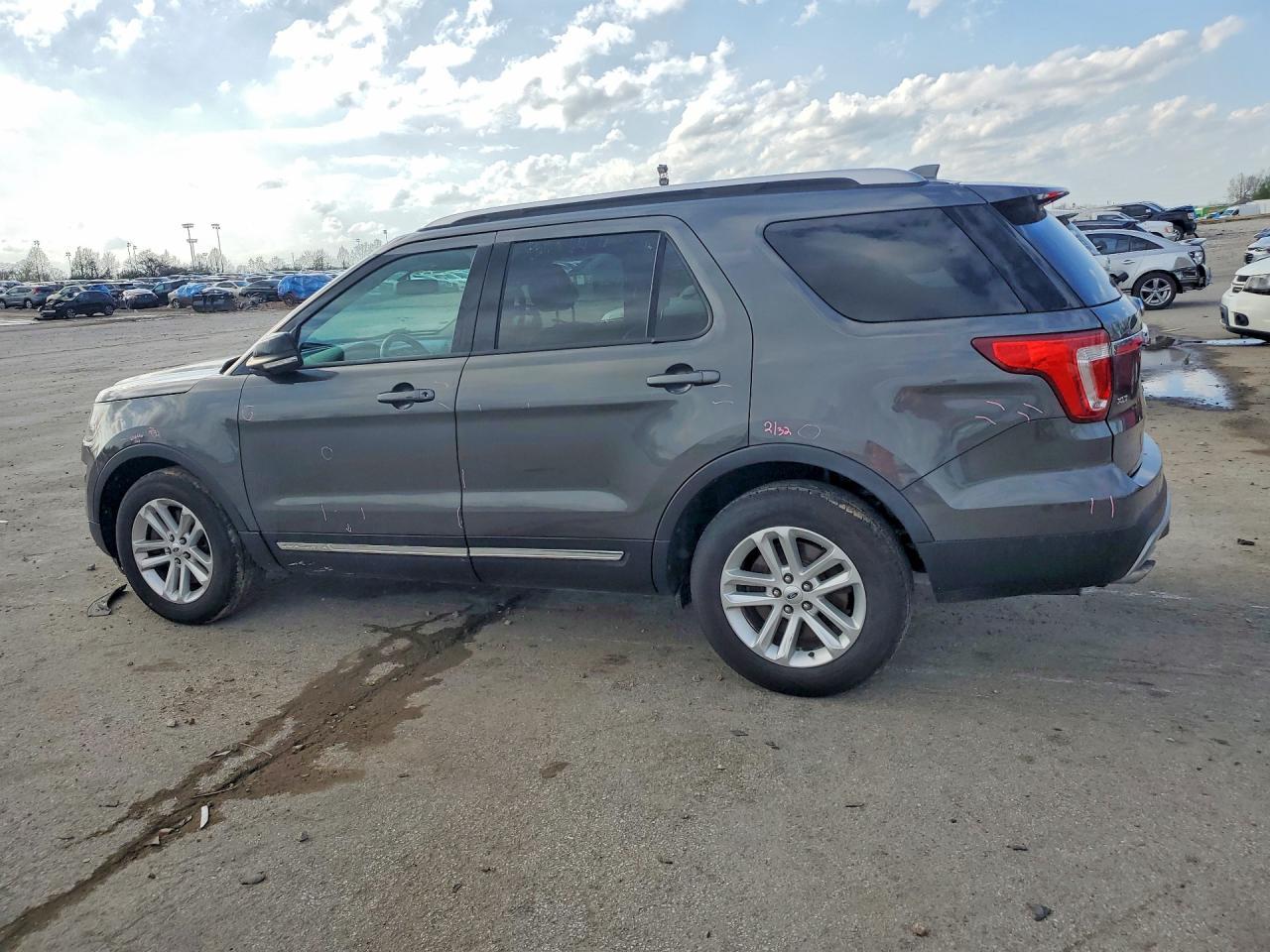2016 Ford Explorer Xlt - Фото 2