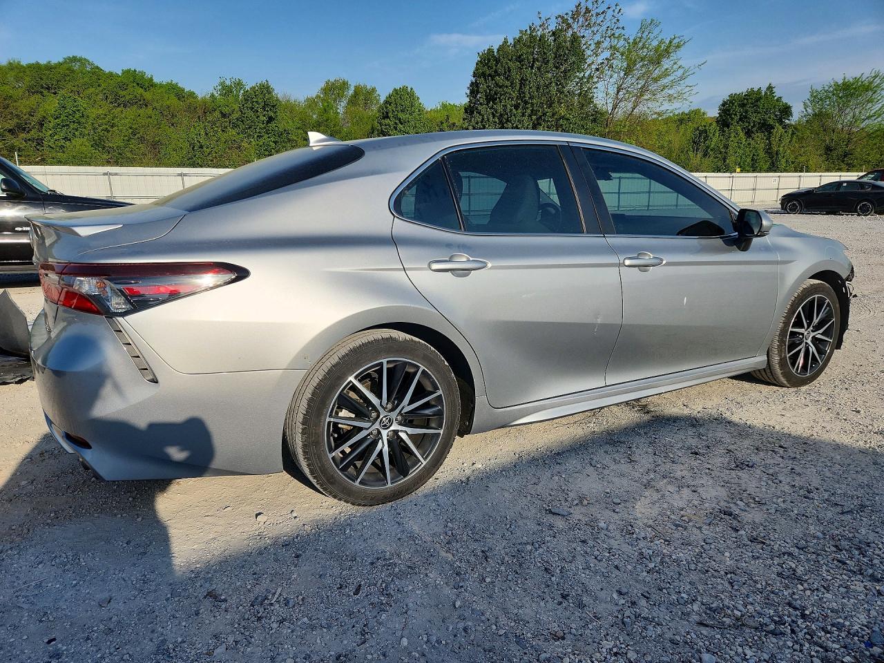 2022 Toyota Camry Se - Фото 3