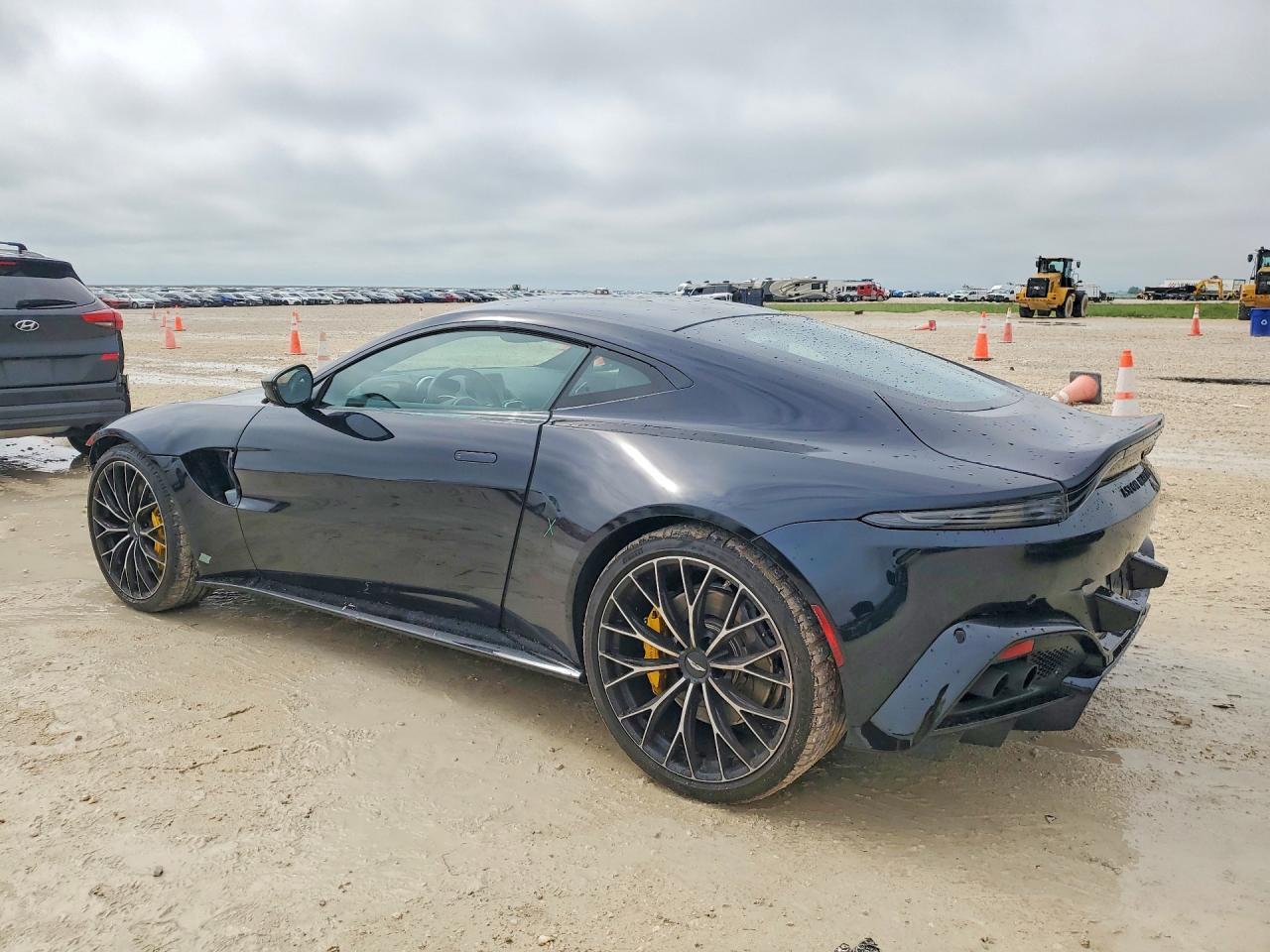 2023 Aston Martin Vantage - Image 2