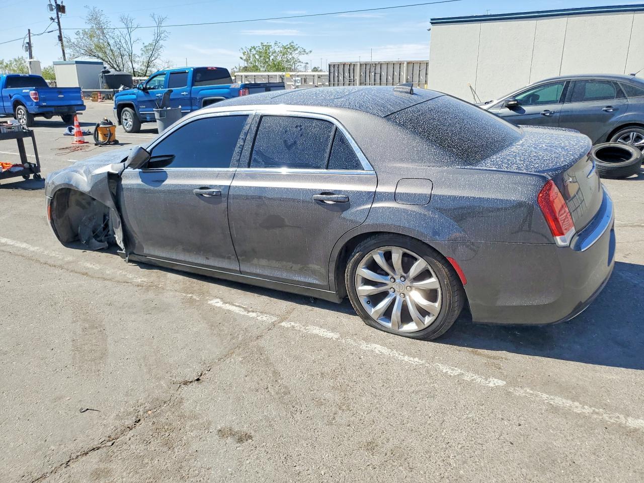 2019 Chrysler 300 Touring - Фото 2