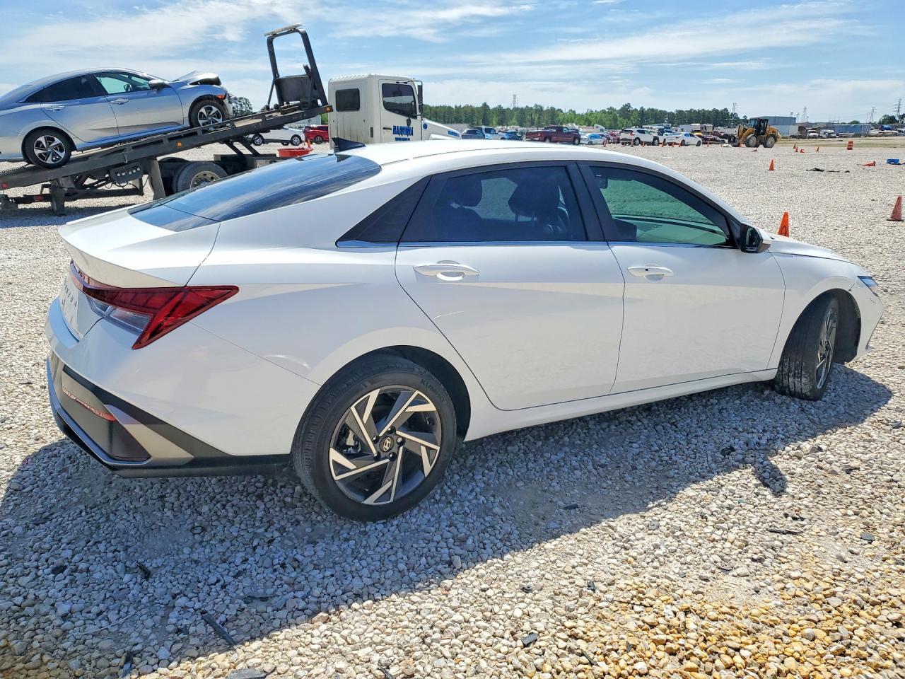 2024 Hyundai Elantra Sel - Image 3