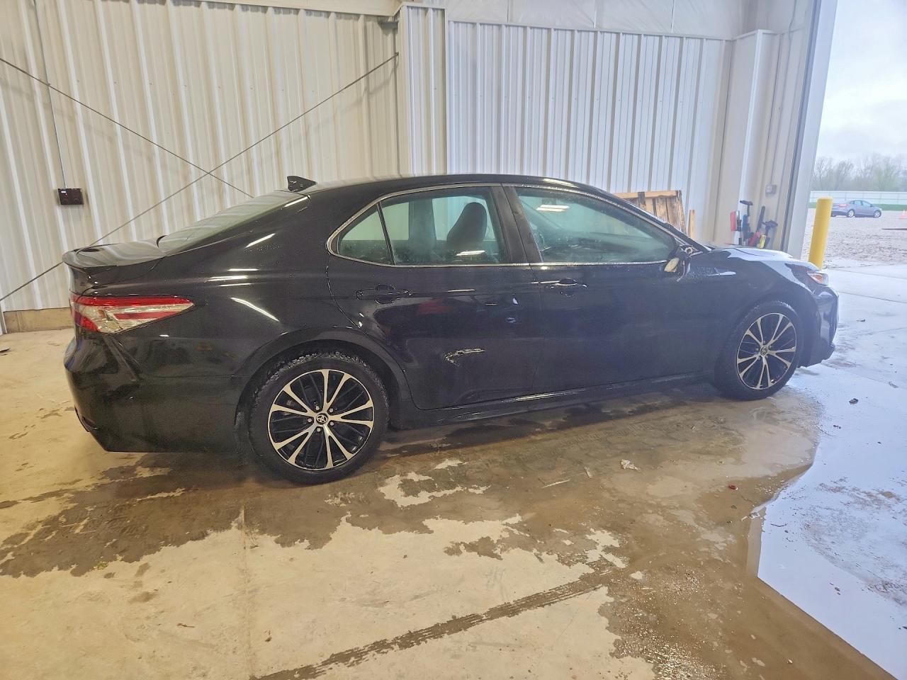 2020 Toyota Camry Se - Фото 3