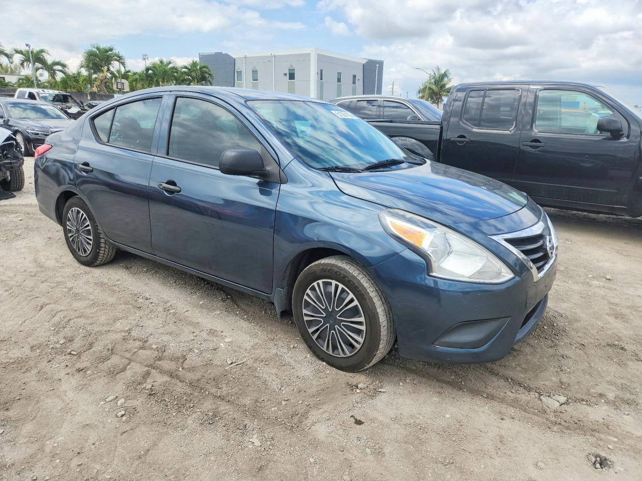 2015 Nissan Versa 1.6 S Plus - Image 4