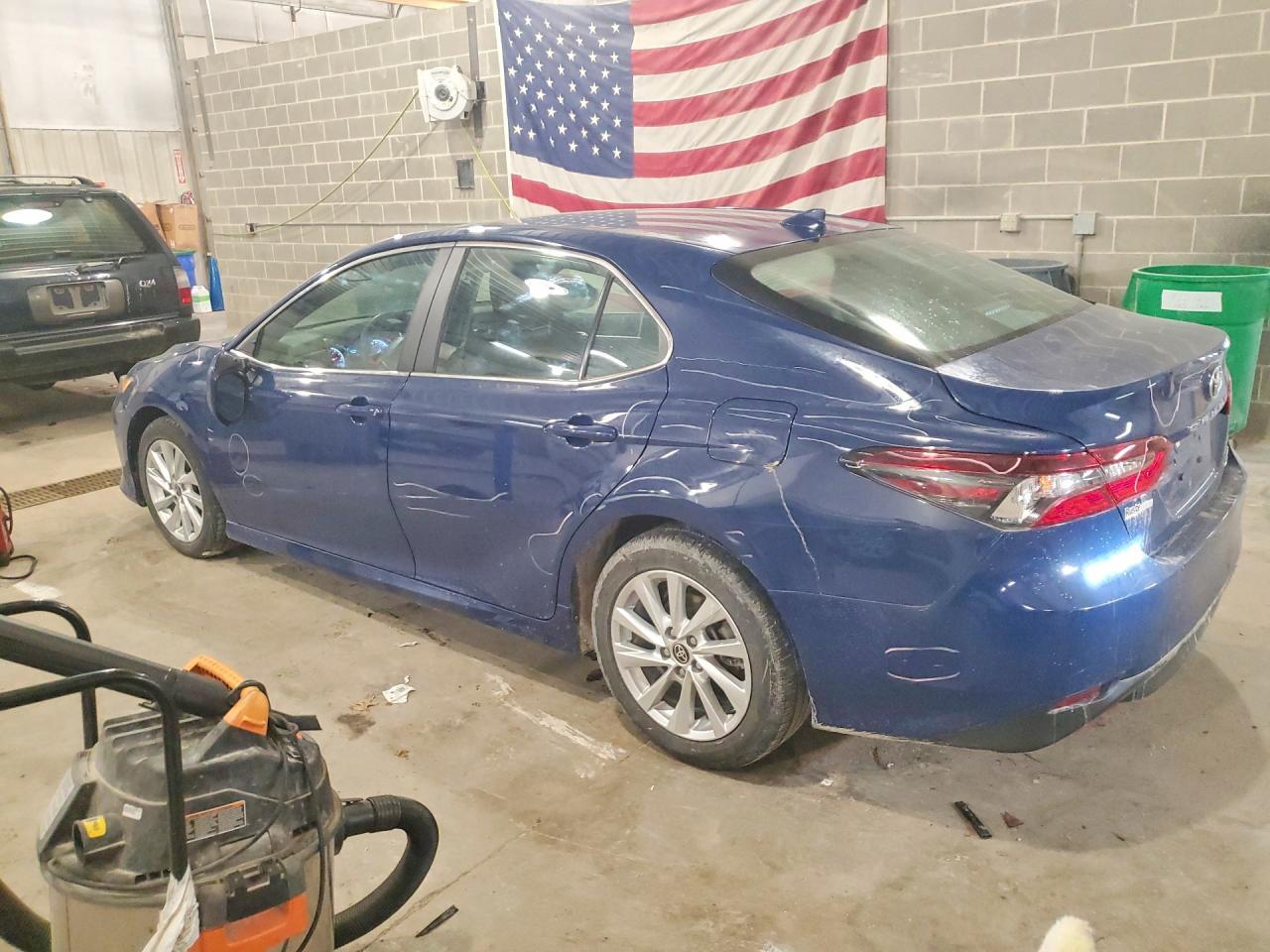 2023 Toyota Camry Le - Фото 2