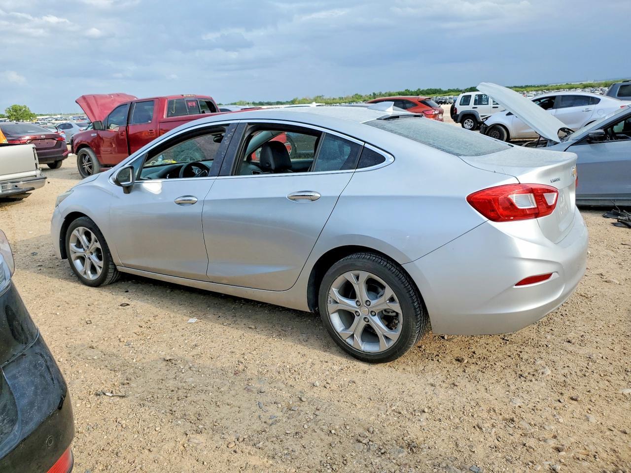 2017 Chev Cruze - Image 2