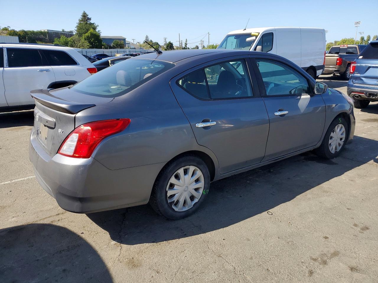 2018 Nissan Versa Sv - Фото 3