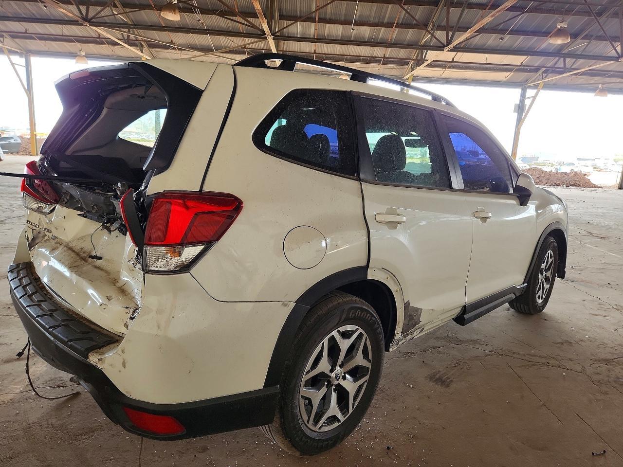 2022 Subaru Forester Premium - Image 3