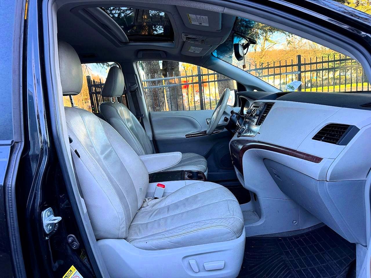 2014 Toyota Sienna Xle 8-Passenger - Image 5