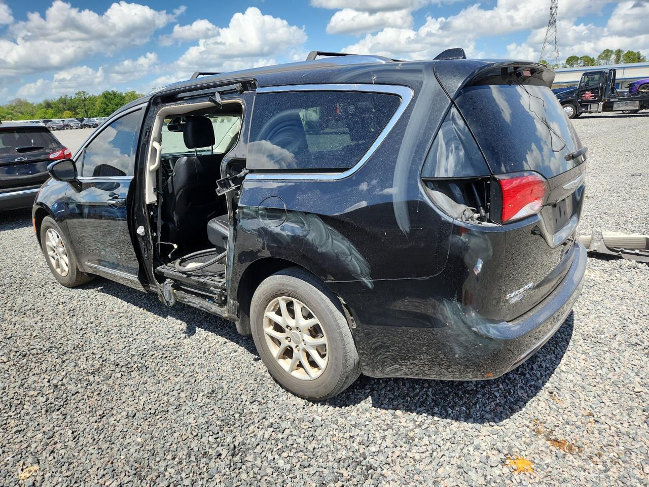 2019 Chrysler Pacifica Touring L - Image 2