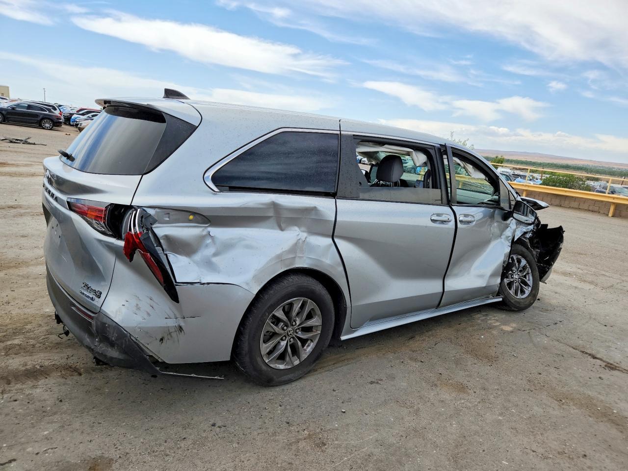 2021 Toyota Sienna Le - Фото 3