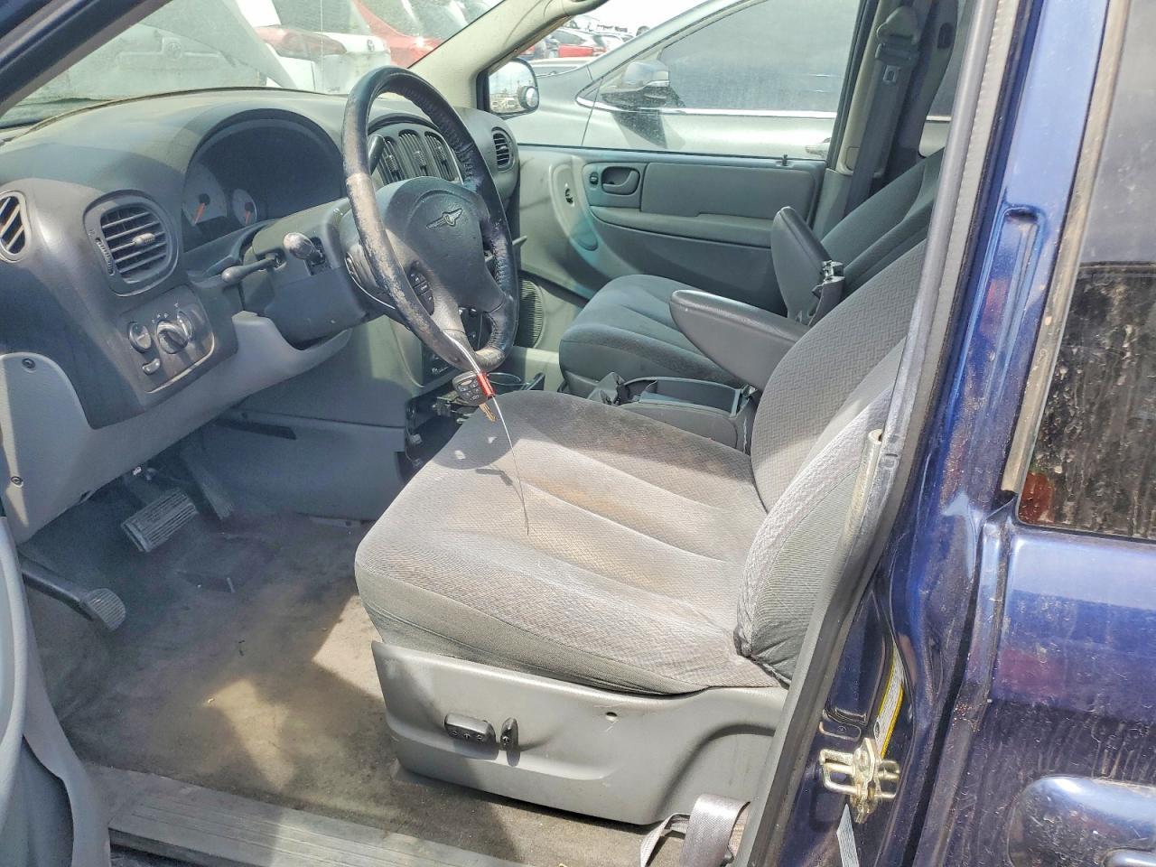 2005 Chrysler Town & Country Touring - Image 7