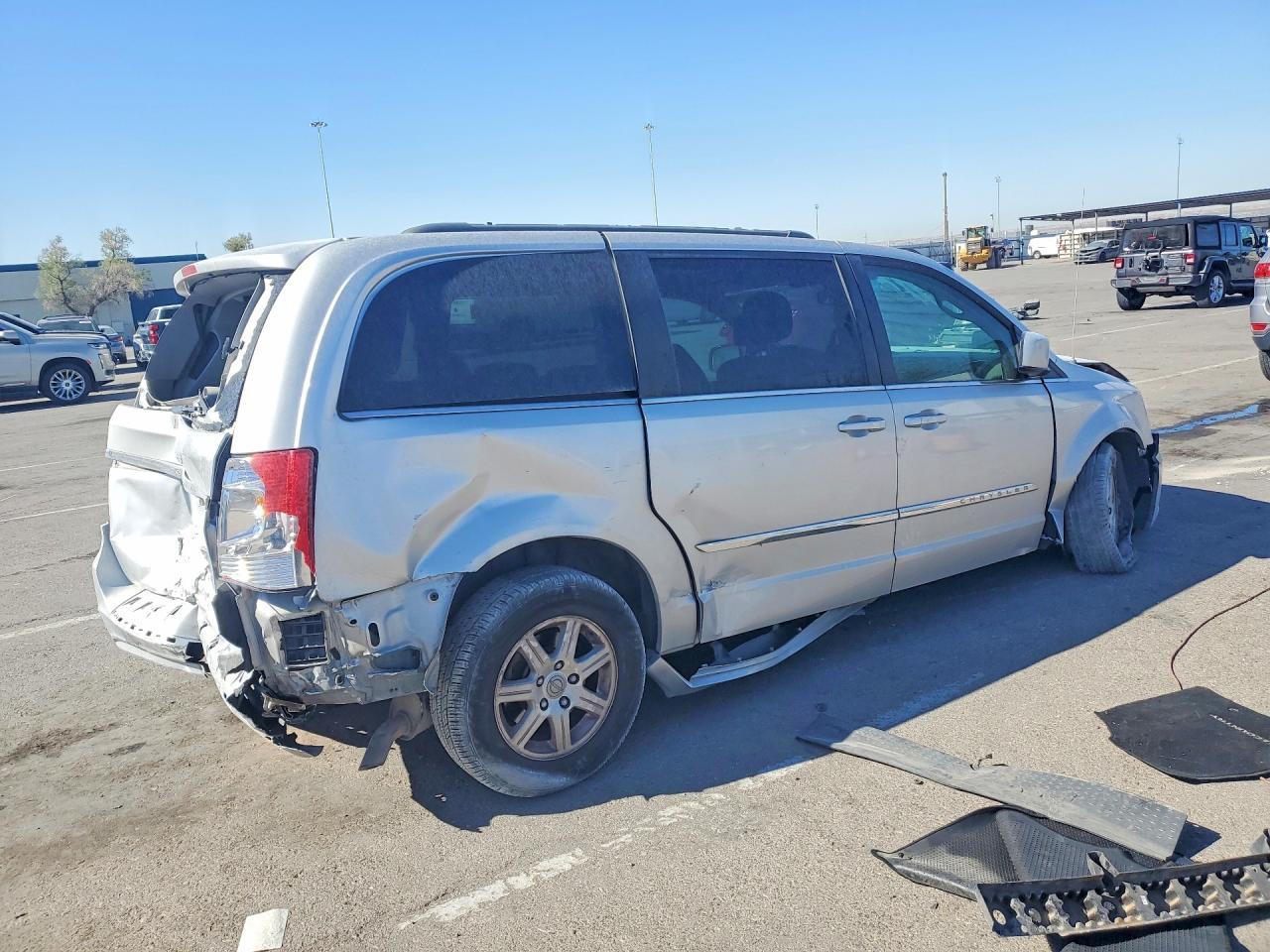 2012 Chrysler Town & Country Touring - Фото 3