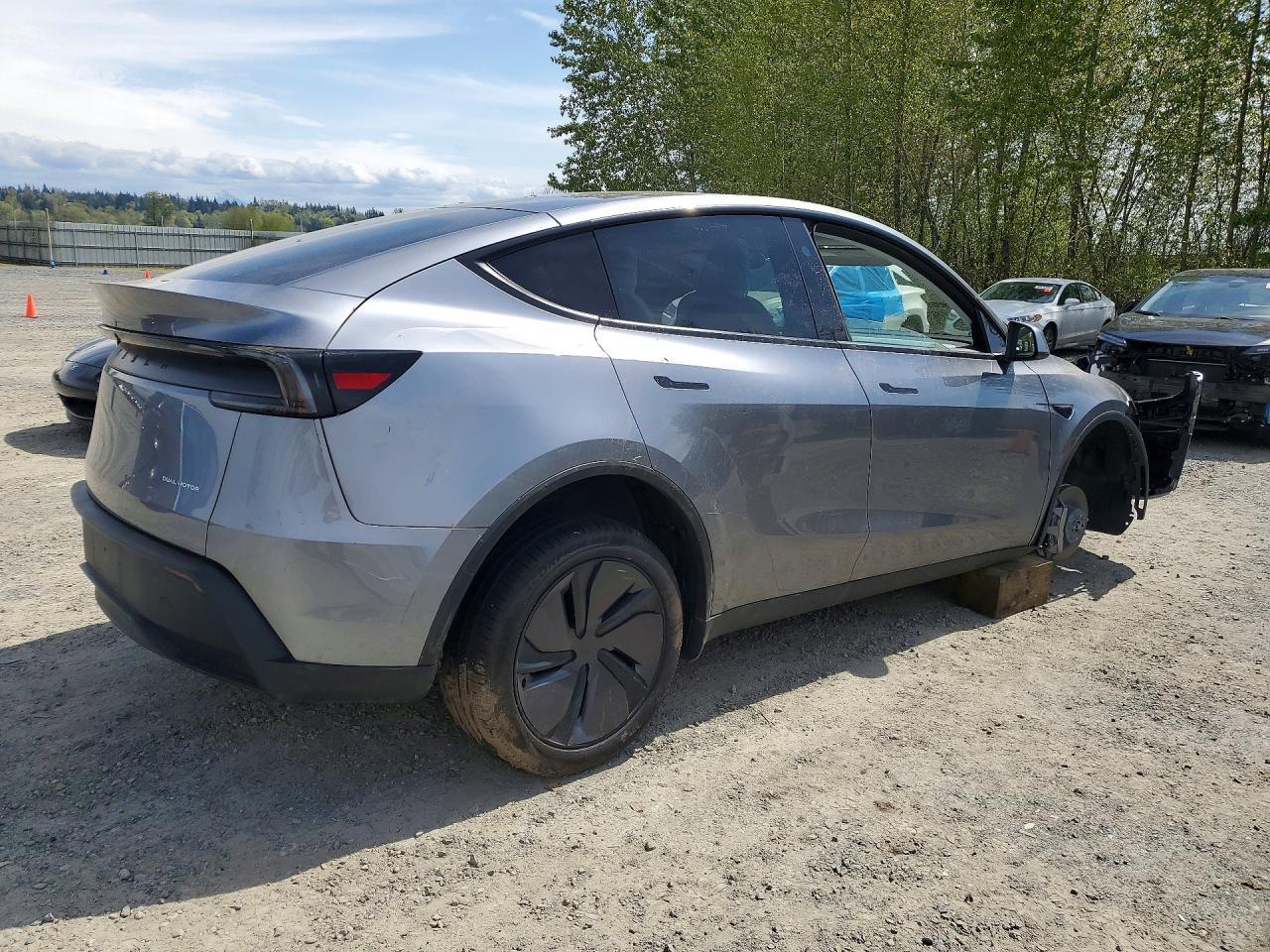 2026 Tesla Model Y - Фото 3