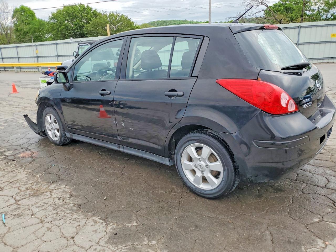 2009 Nissan Versa 1.8 S - Image 2