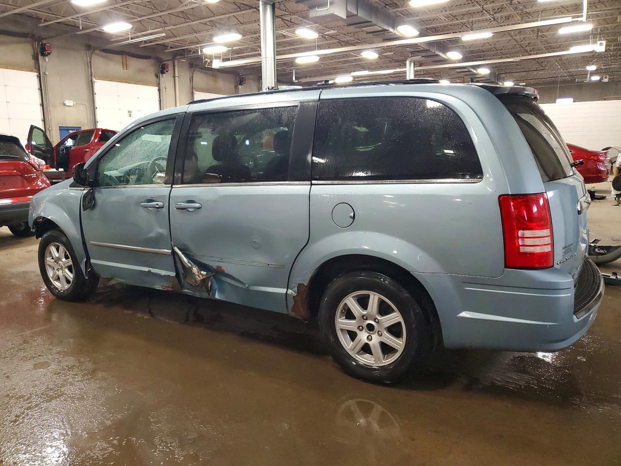 2010 Chrysler Town & Country Touring - Фото 2