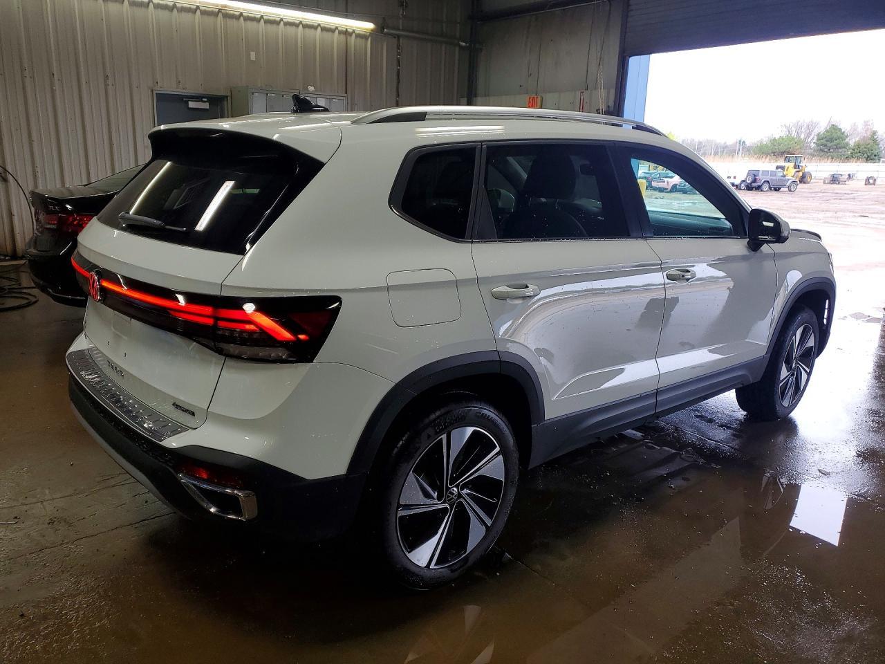 2023 Volkswagen Taos Se - Image 3