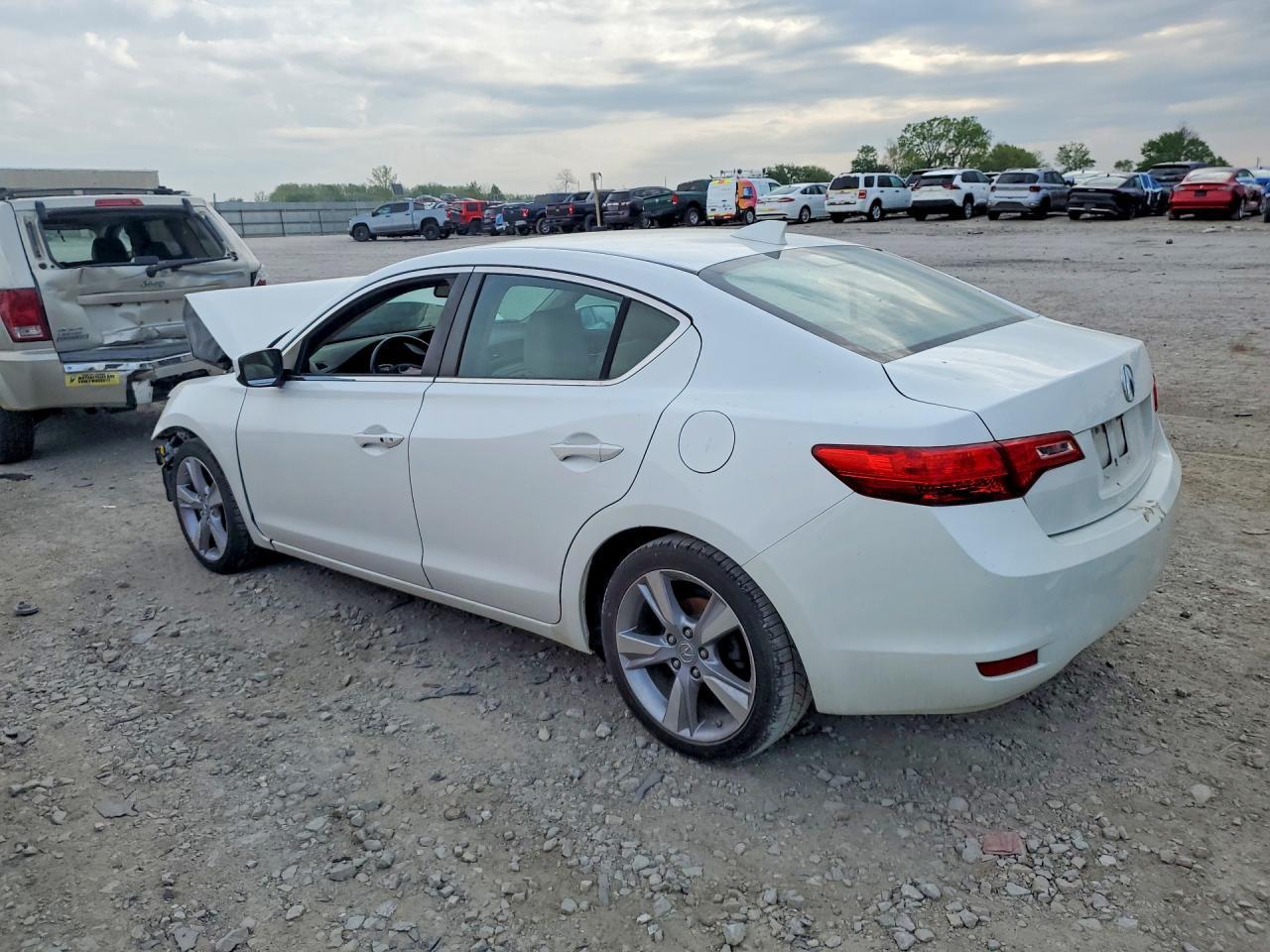 2013 Acura Ilx 20 Premium - Image 2