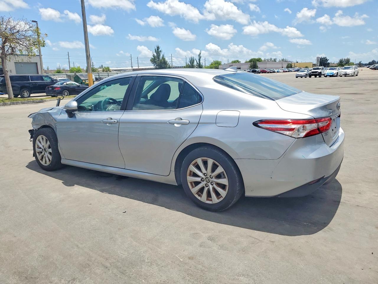 2020 Toyota Camry Le - Фото 2