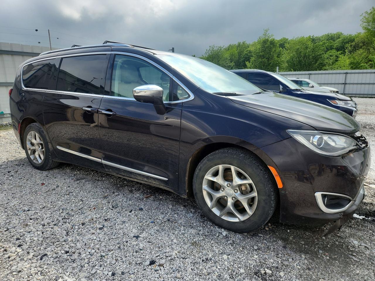 2017 Chrysler Pacifica Limited - Image 4