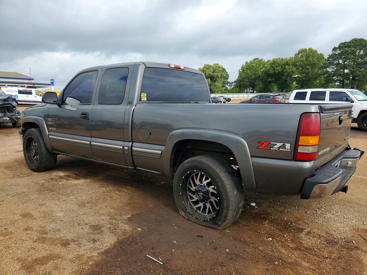 2000 Chevrolet Silverado C1500 - Image 2