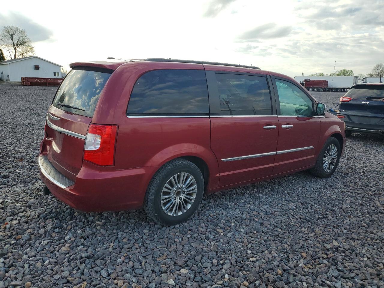 2013 Chrysler Town & Country Touring L - Фото 3