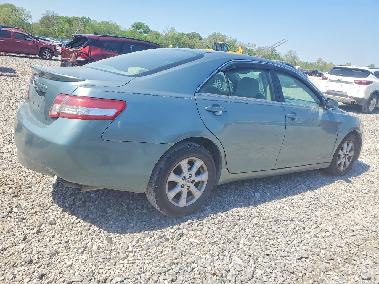 2010 Toyota Camry Le - Фото 3
