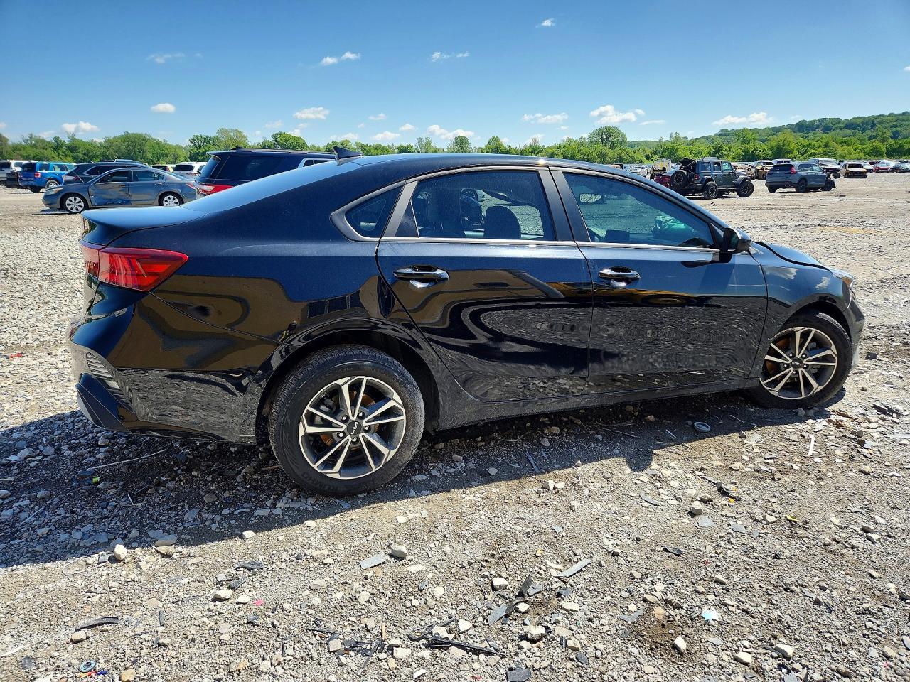 2022 Kia Forte Lxs - Фото 3