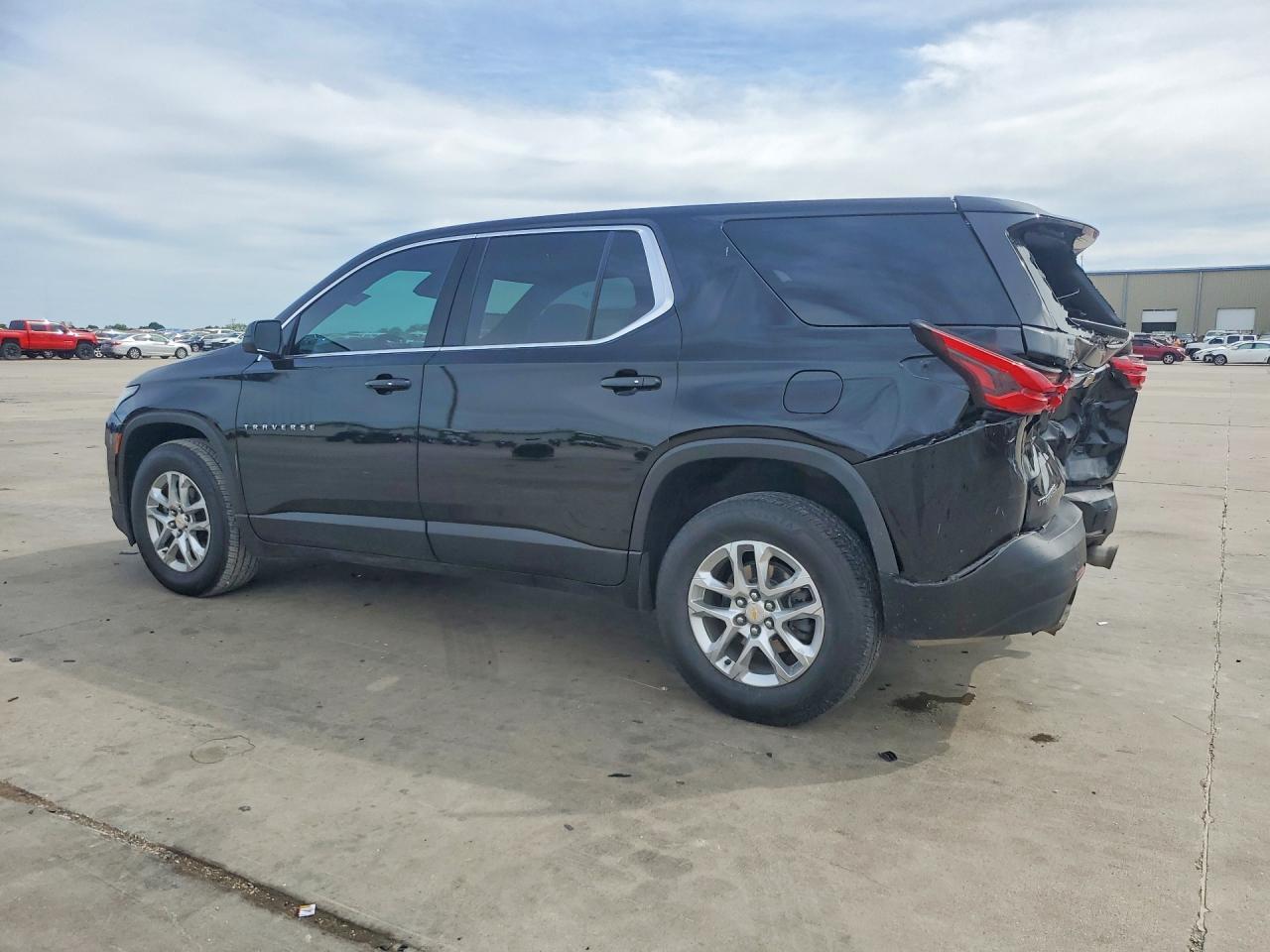 2022 Chevrolet Traverse Ls - Фото 2