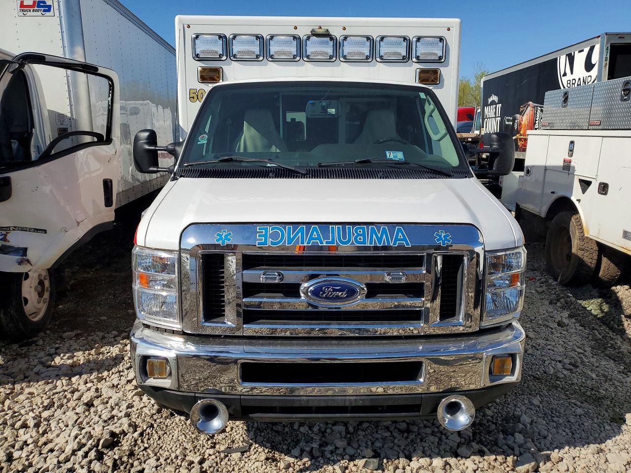 2018 Ford Econoline E350 Super Duty Cutaway Van - Фото 5