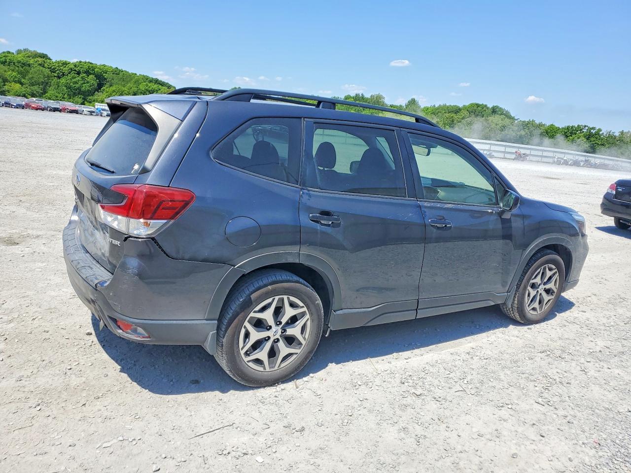2019 Subaru Forester Premium - Image 3