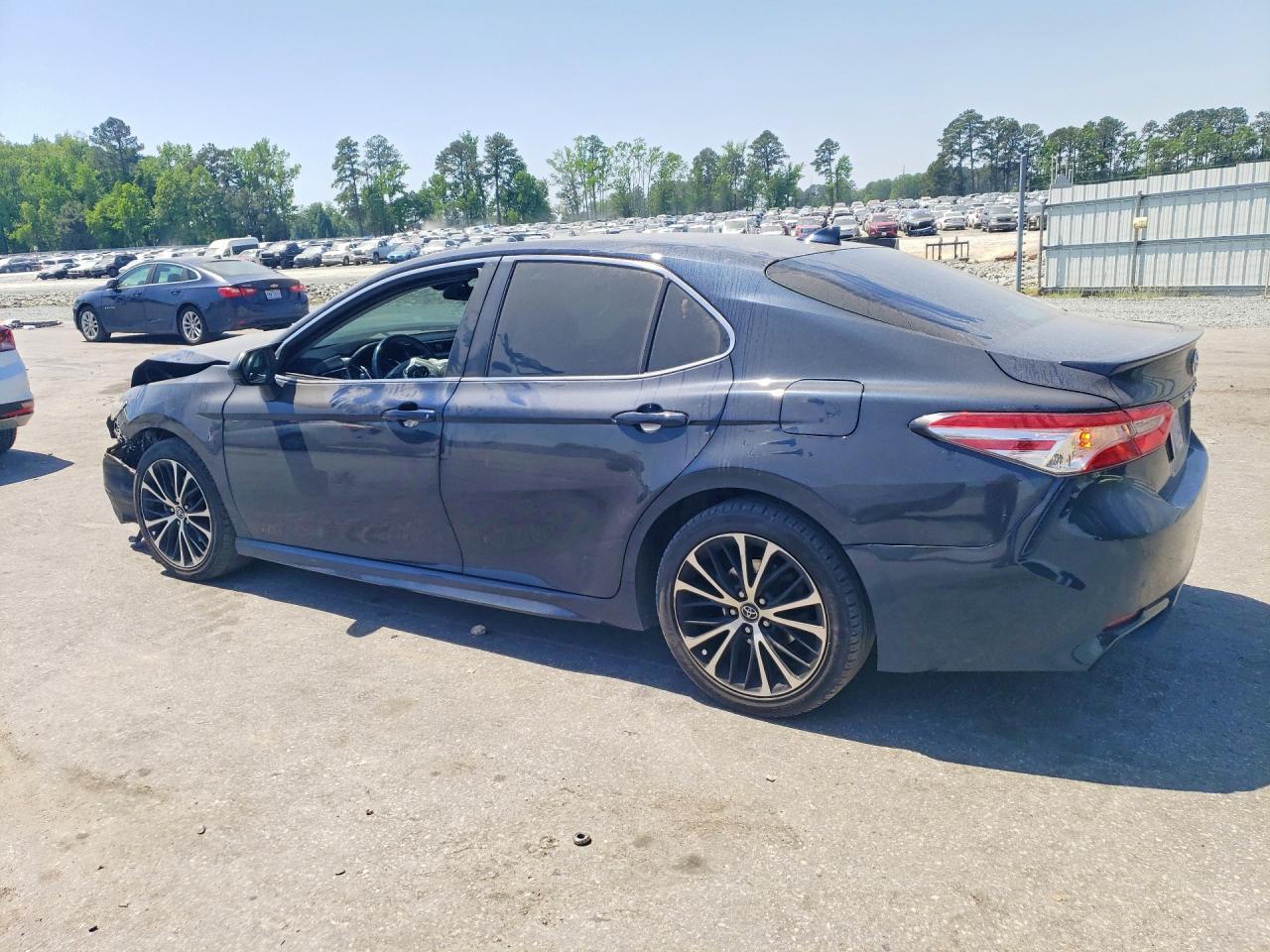 2020 Toyota Camry Se - Фото 2