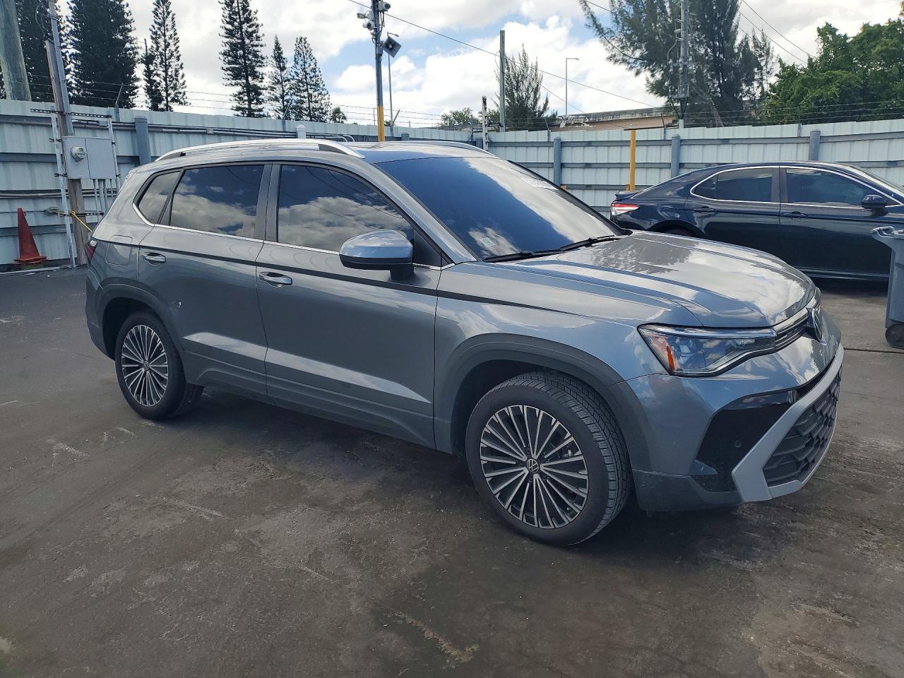 2025 Volkswagen Taos Se - Image 4