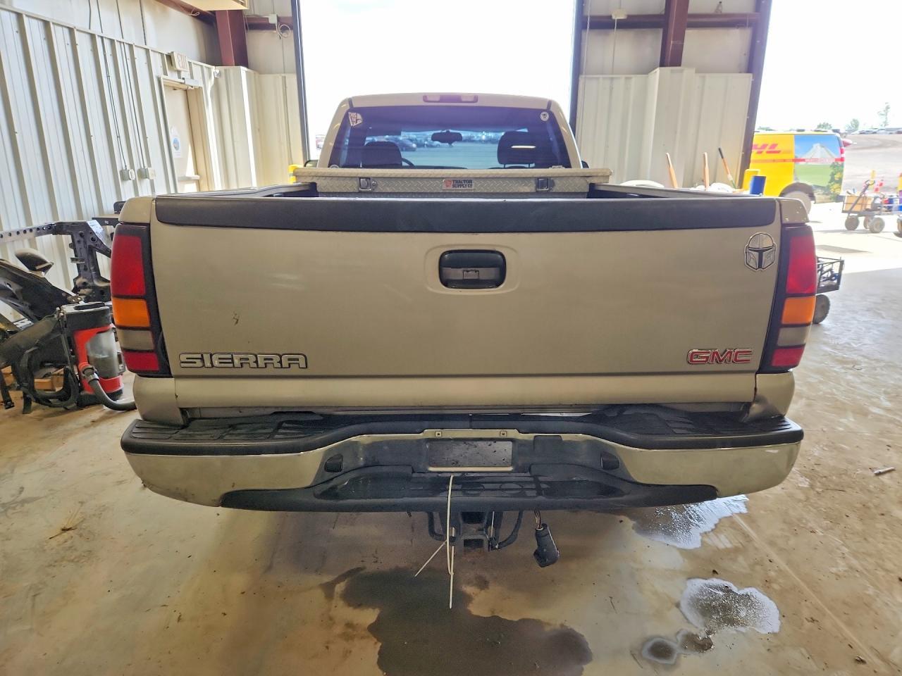 2004 GMC New Sierra C1500 - Image 6