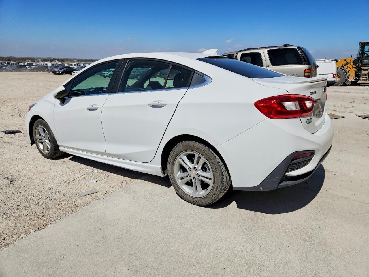 2017 Chevrolet Cruze Lt - Image 2