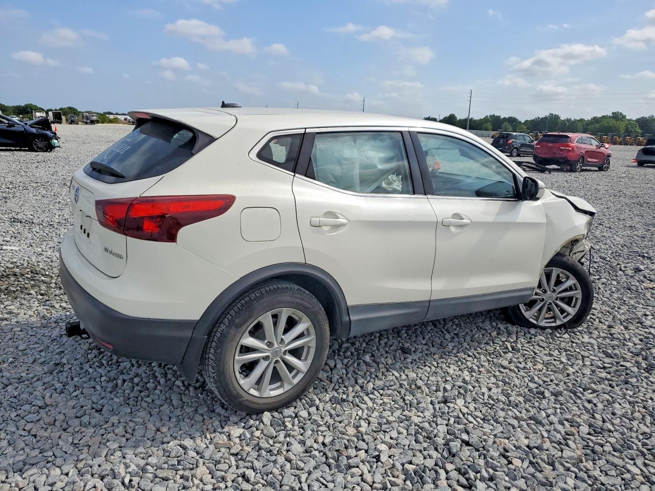 2017 Nissan Rogue Sport S - Фото 3