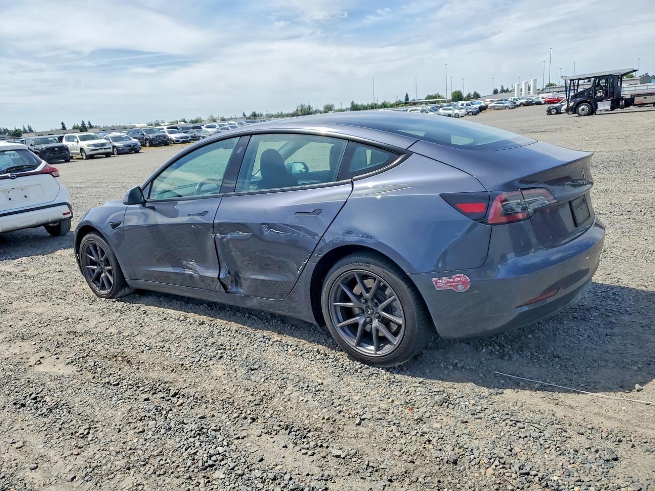 2023 Tesla Model 3 - Фото 2