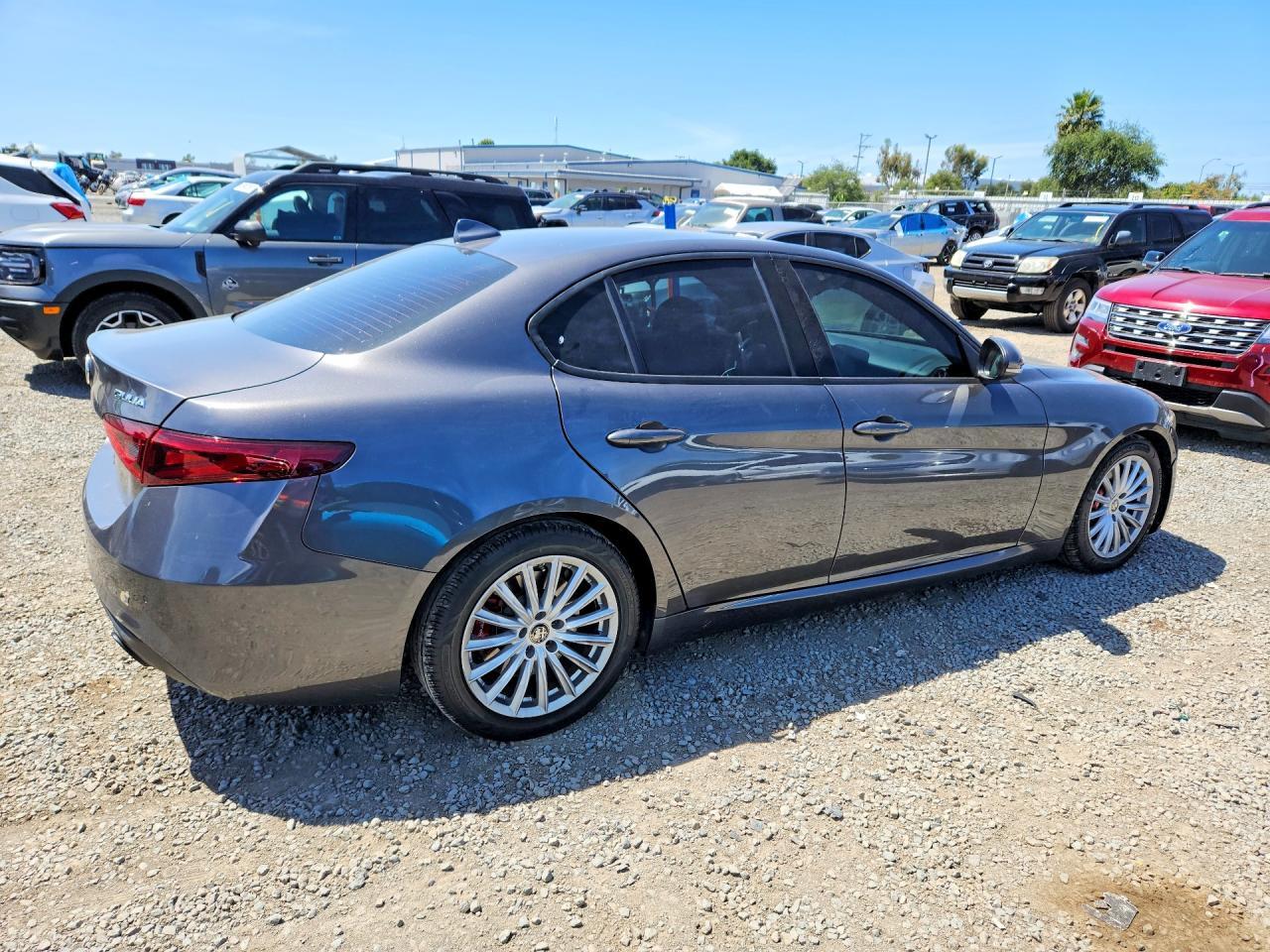 2022 Alfa Romeo Giulia - Фото 3