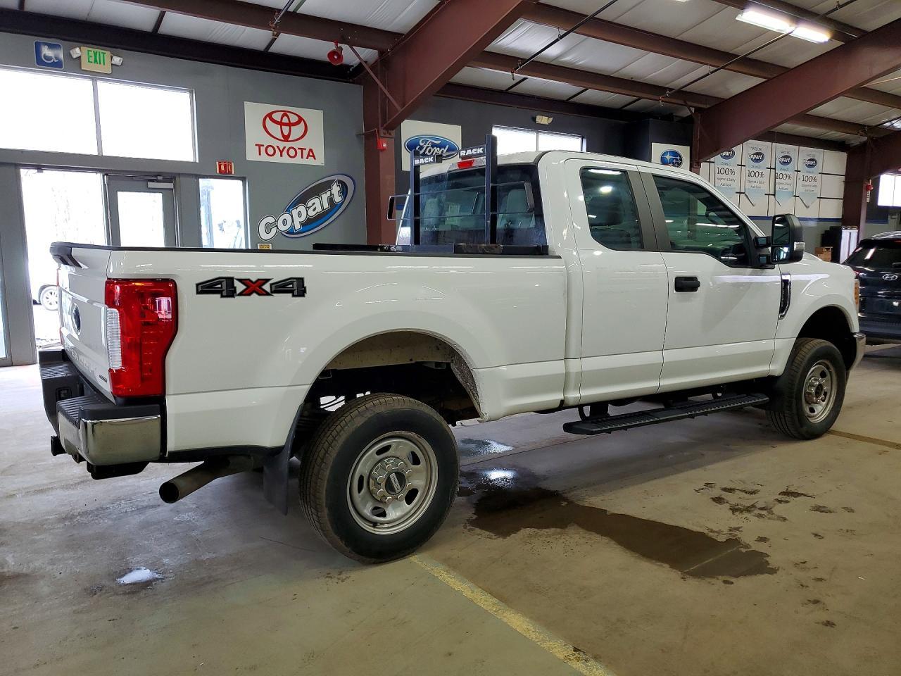 2017 Ford F350 Super Duty - Фото 3