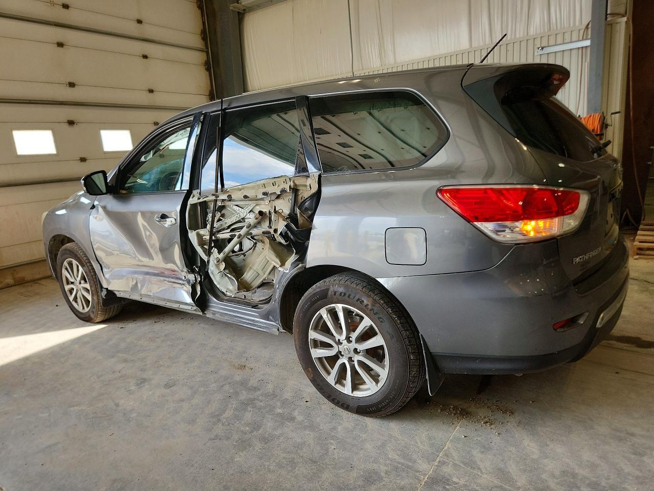 2015 Nissan Pathfinder S - Фото 2